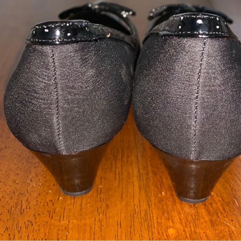 Excellent Preowned Condition Life Stride Wedge Shoes Size 8.5. Very cute and